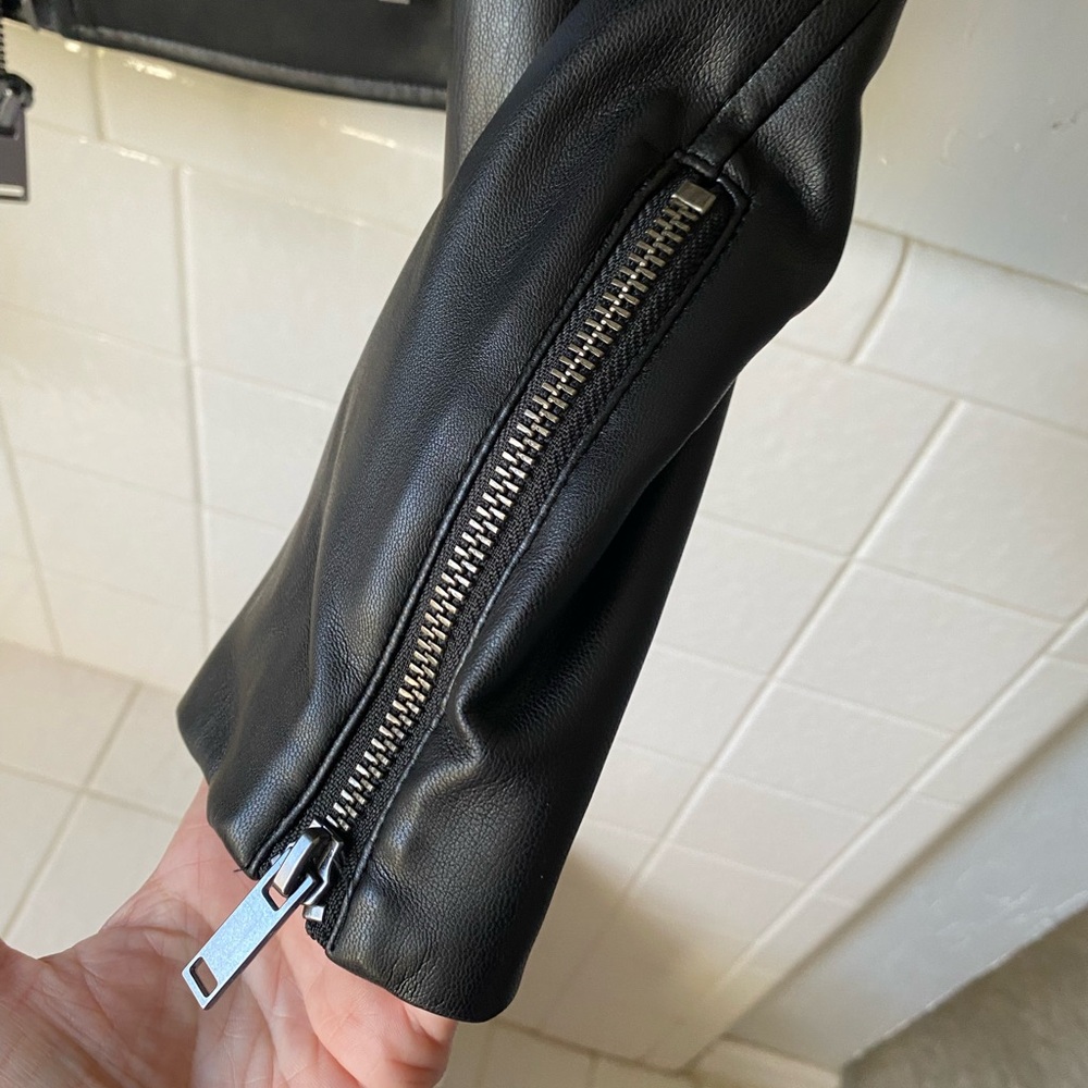 GAP Women's Classic began Leather Moto Jacket - Picture 4 of 6
